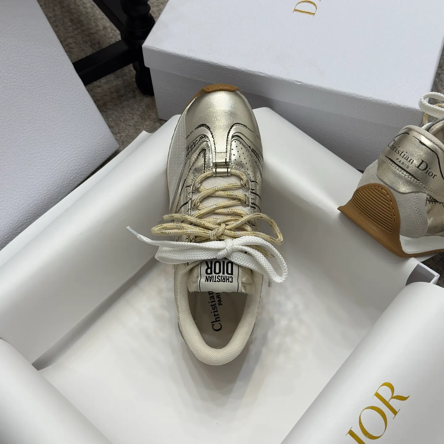 👟👟Ex-factory price 580👟👟 Original purchase and development 𝐂h𝐑𝐈𝐒𝐓𝐈𝐀𝐍 𝐃𝐈or This Dior Vibe Dior sneaker incorporates Dior's haute couture spirit and reinterprets the classic running shoes, moral training shoes. Forrest Gump shoes. Matched with Oblique Printed 3D printing technology reproduces the original fabric to create a contrasting modern style. The details are displayed with a 3D effect, and the iconic details of the logo decoration on the side and back are further embellished. It complements various casual or elegant items to create a modern look.  ✅The tongue is decorated with the Christian Dior PARIS Logo in 3 different colors and overlapping fabric lines. It is consistent with the original version. It is full of details. Welcome to compare and compare with the ordinary version on the market. ✅The original rubber TPU sole is decorated with the DIOR logo. The convex and concave rubber sole is decorated with the Christian Dior lucky star symbol. ✅Size: 35-40 (41 can be customized)